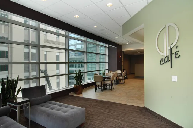 Grand Plaza club floor — business center, the 9th-floor amenity level at 545 N Dearborn, Chicago