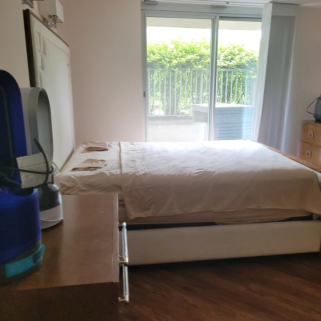 Unit W907 — Floor-to-ceiling glass + dual sliding glass doors